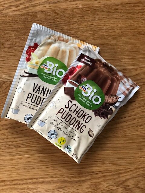 Puding z rostlinného mléka s ořechovou ozdobou