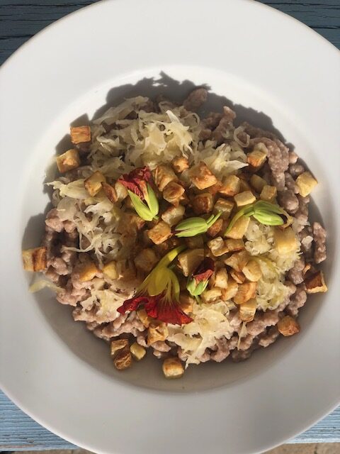 Špaldovo-ořechové halušky s kysaným zelím a celerovým špekem