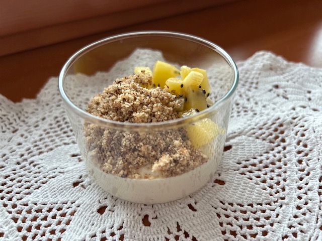 Kešu krém s lískooříškovým posypem